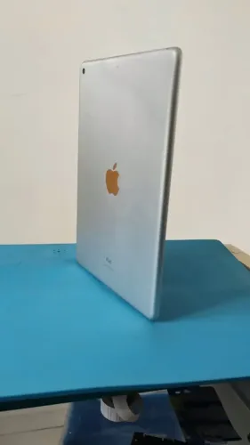 iPad 9ª Geração 64GB Usado + Teclado e Capa