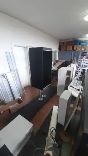 Kit Expositor Vitrine de Loja Iluminada com Porta de Vidro e Tablado Preto Ótimo Estado !!