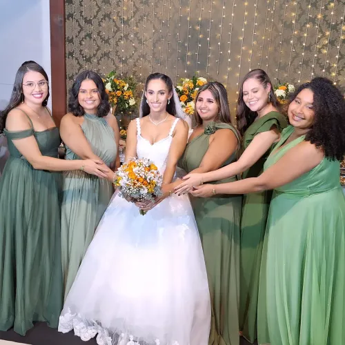 Vestido de noiva com véu e tiara em Piúma ES