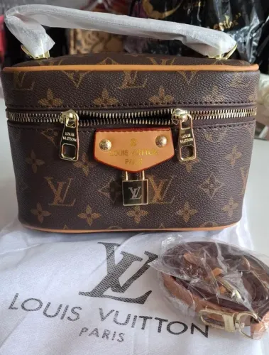 Bolsa Louis Vuitton Pequena c/ alça nova