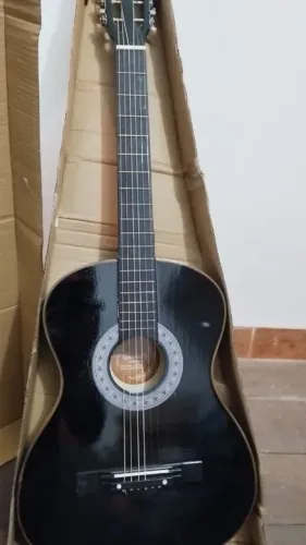 Violão Queens na caixa 