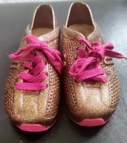 Tênis infantil Melissa tamanho 25 sapato dourado e rosa com preço de desapego 