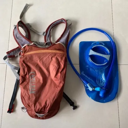 C306 - Mochila Camelbak Hydrobak Light cor marrom 1.5L usado em perfeito estado esporte