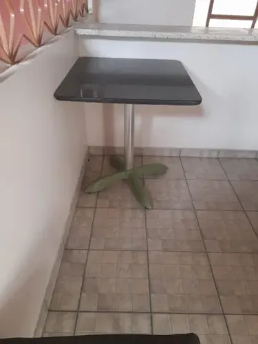 mesa de granito e aluminio