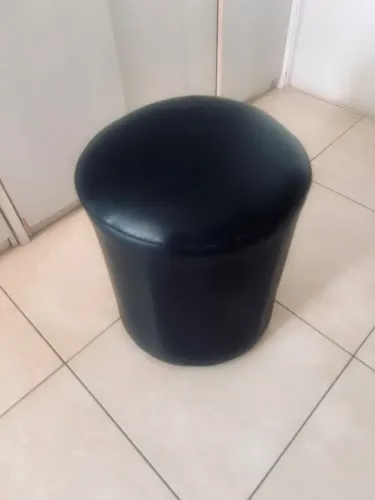 2 Banquinhos Puff Redondo é um quadrado Preto