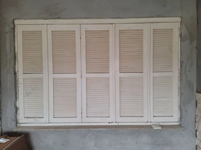 Janela Veneziana de Madeira 2,30 x 1,50 m