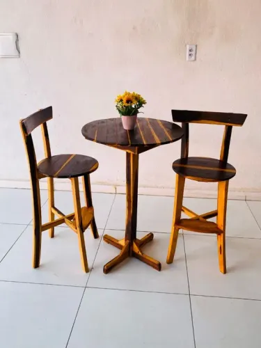 Mesa em Madeira Maciça com 2 Banquetas