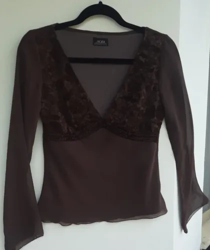 Blusa Sacada com detalhe no busto em veludo e com transparência nas mangas