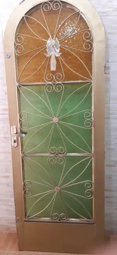 Linda porta de ferro maciça estilo colonial 2.20m x 0.80cm abertura lado direito.