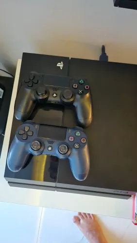 PS4 Slim, 2 controles originais 4 jogos, excelente estado