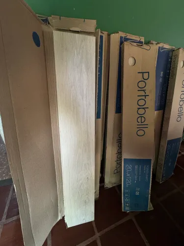 Porcelanato 20x120 Amadeirado - 23 caixas + peças extras (27,4 m²)