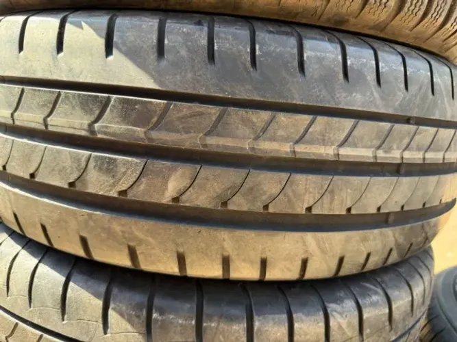 Pneu 205/60/16 Eagle de 90 % vida útil