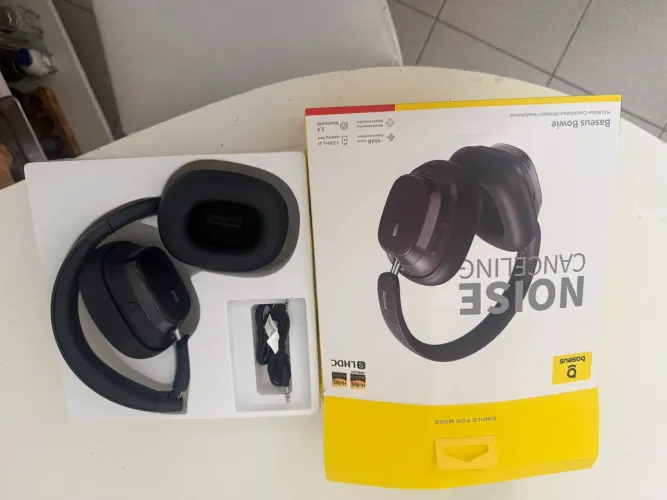 Fone da Baseus com redutor de ruídos (ANC)