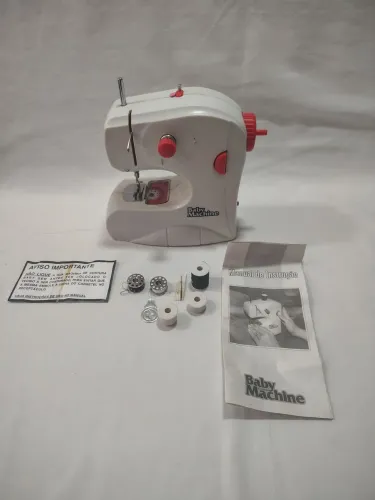 Mini Máquina de Costura Baby Machine Usada 