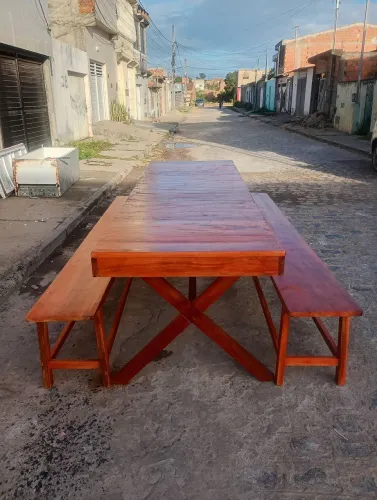 Mesas e cadeiras de madeira 