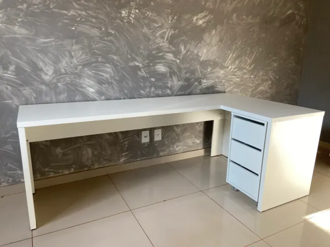 MESA ESCRITÓRIO EM L 1,80x0,90M BRANCA COM GAVETEIRO 3 GAVETAS 100% MDF
