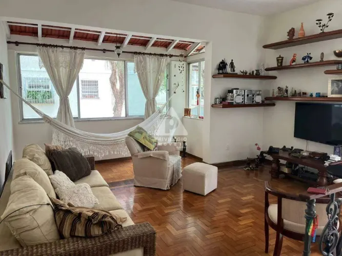 Com 3 quartos, excelente apartamento estilo casa em condomínio de Botafogo.