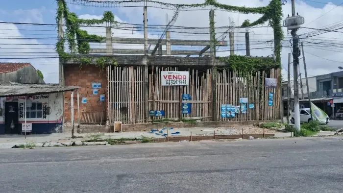 Prédio de esquina na Rua Silva Rosado, 20x16m.