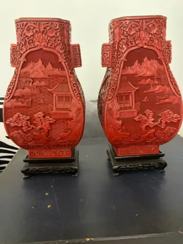 Par de Vasos Decorativos Chinês em Laca Vermelha