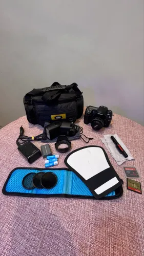 Nikon D300 - DSLR com lente 50mm, Flash e acessórios 