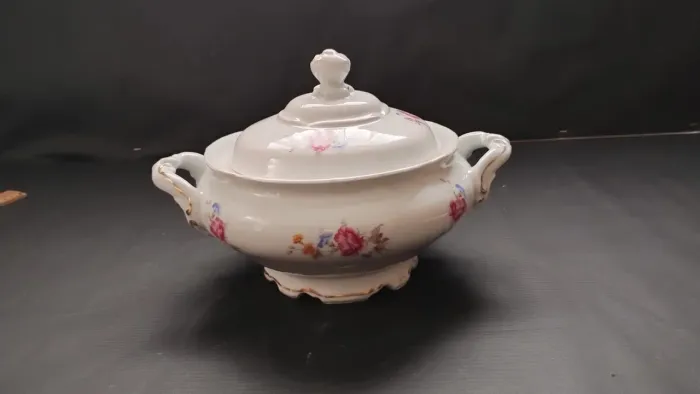 Sopeira antiga de porcelana