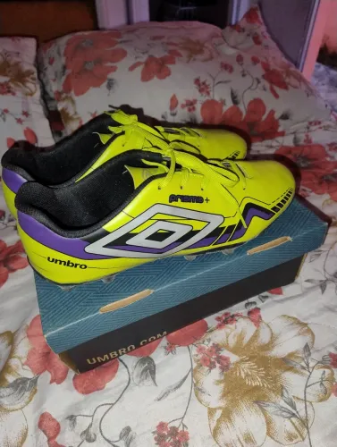 Chuteira Umbro Prisma+ - Amarelo com detalhes