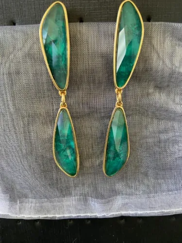 BRINCO EM ESMERALDA BRASILEIRA - FOLHEADO A OURO 18K