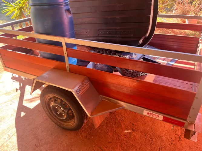 Carretinha de reboque semi-nova Dacla