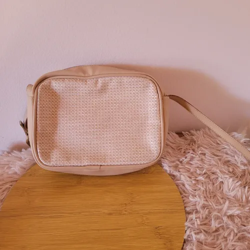 DOAÇÃO bolsa pequena bege com alça longa ajustável