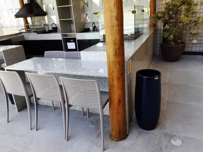 Vasos  azul escuro leves e bonito demais vale muito a pena