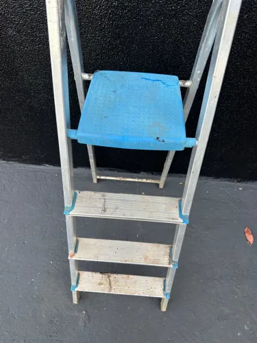 Escada de alumínio com degraus