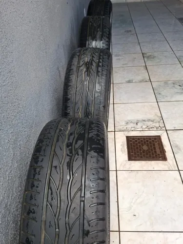 Vendo roda aro 20 6 furou com pneus caminhonete S10 passa cartão com juros da maquininh