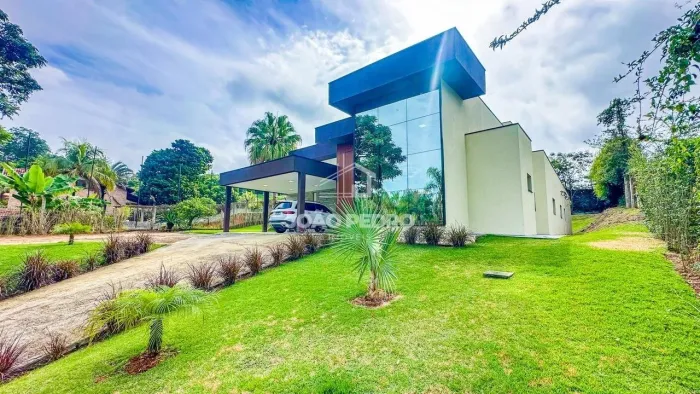 Residência Contemporânea de Alto Padrão em Terreno de 2.000 m² no Chácaras Cataguá