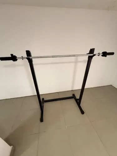 Cavalete de agachamento com a barra