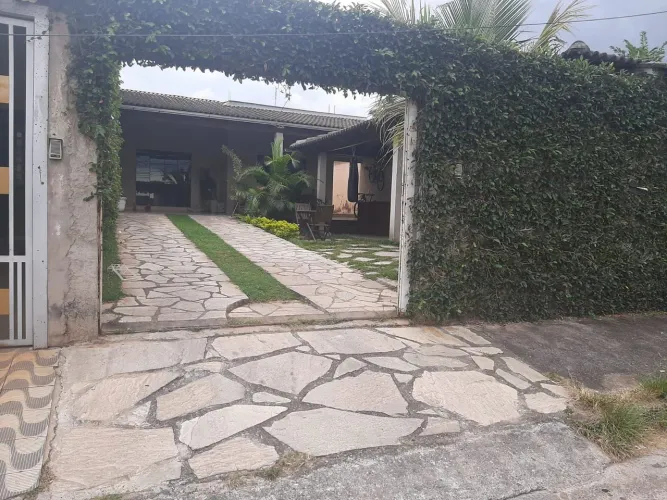 Alugo excelente casa de 3 quartos