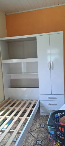 Vendo Guarda roupa com armação de cama