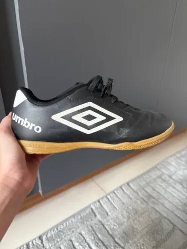 CHUTEIRA UMBRO PRETA NOVA 