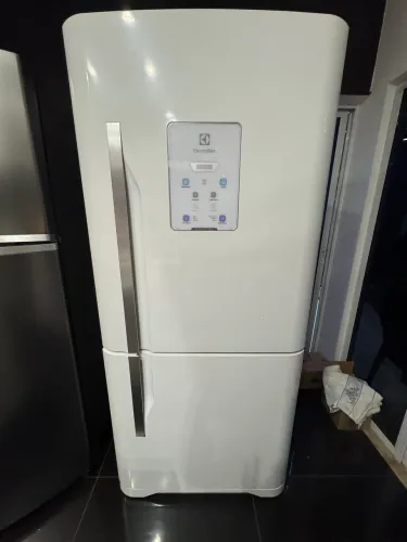 Electrolux Frost Free da linha Inverse (Bottom Freezer) - usada porém em ótimo estado.