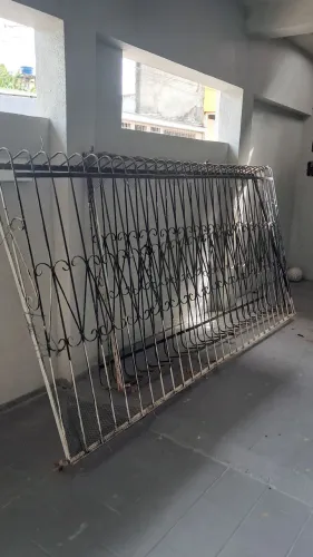 Vende-se 2 Janelas e 1 Porta