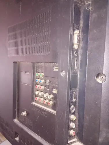 Tv gigante com detalhes sem audio e linha fina
