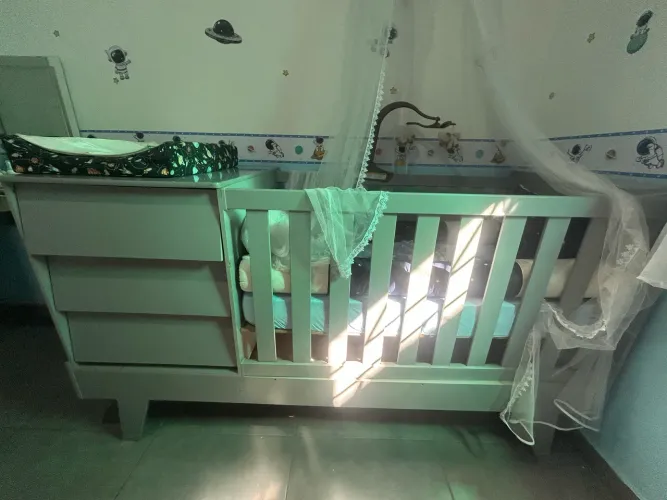 Berço com trocador. 3 gavetas e vira cama. 