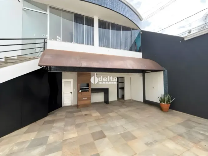 Casa residencial disponível para locação no bairro Morada da Colina em Uberlândia-MG.