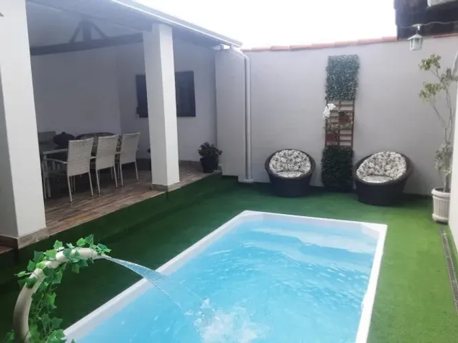 Casa com Piscina no Jd. Bela Vista em Jacareí-SP
