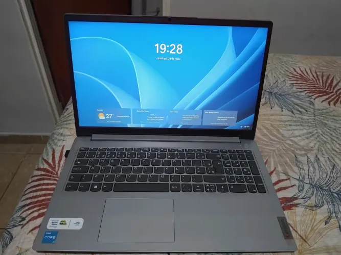 Notebook Lenovo 256 GB só  3.000 reais
