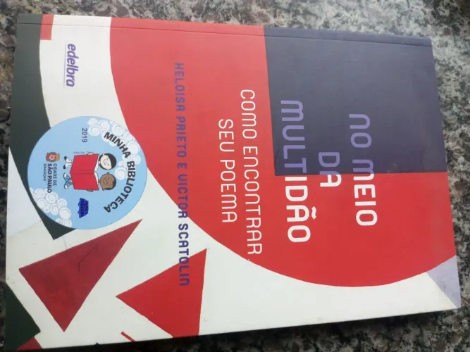 Livro no meio da multidão