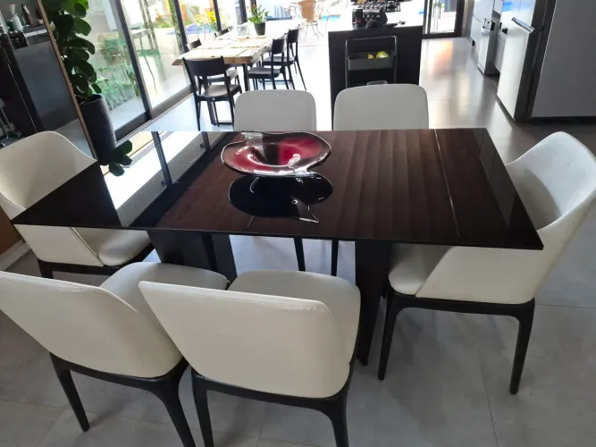 Mesa para 6 lugares com 6 cadeiras