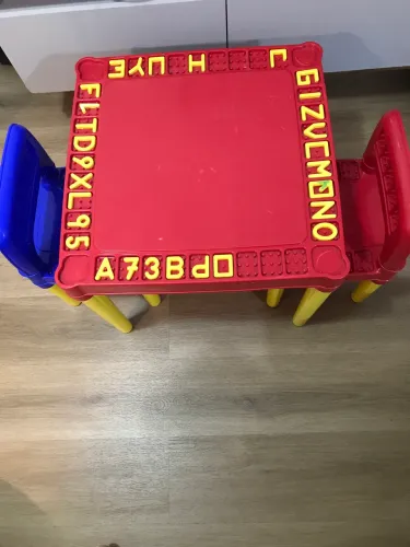 Mesa infantil com 2 cadeiras $50 reais
