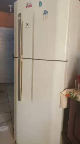 Geladeira Eletrolux bem conservada