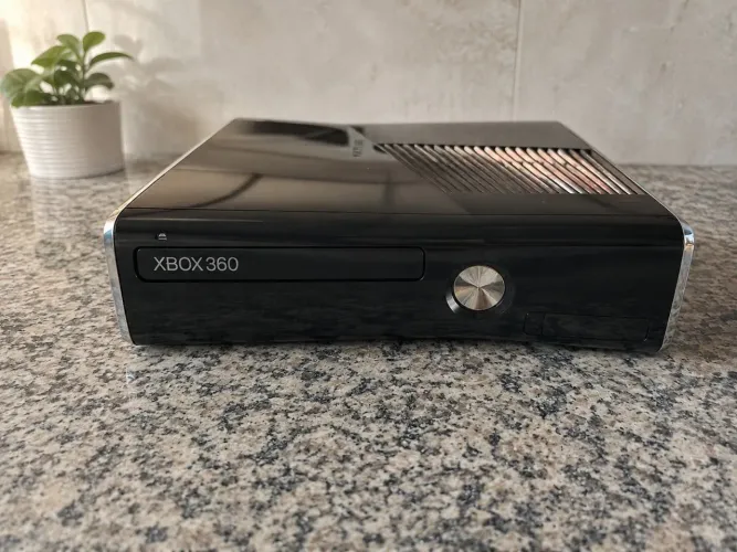 Xbox 360 Slim Desbloqueado + HD 200GB + Controle + 100 Jogos