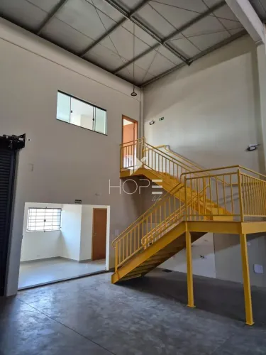 Barracão para locação na Zona Leste de Londrina 230m², mezanino e zoneamento ZC3 - R$ 6.0